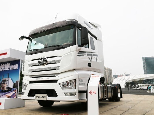 EMC易倍电竞体育品鉴：解放2021新品J7牵引车4x2，专为快递而生